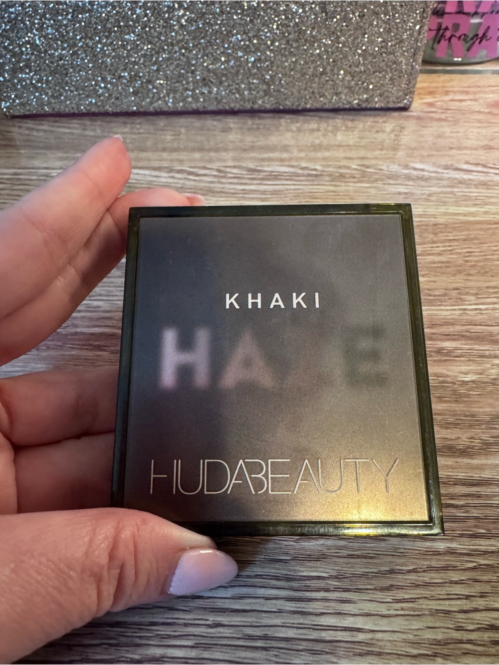 HUDA BEAUTY Khaki Single Eyeshadow Compact